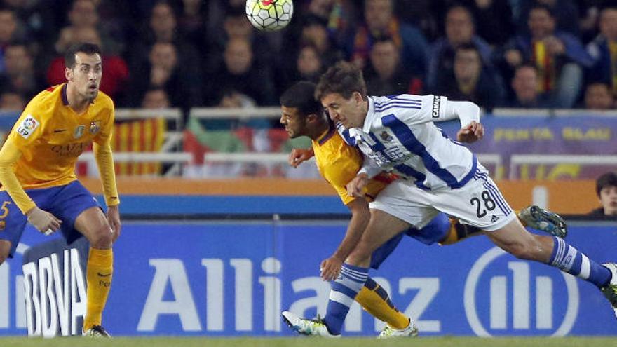 El jugador de la Real Sociedad Oyarzabal (d) pelea un balón con Rafinha (c), del FC Barcelona.