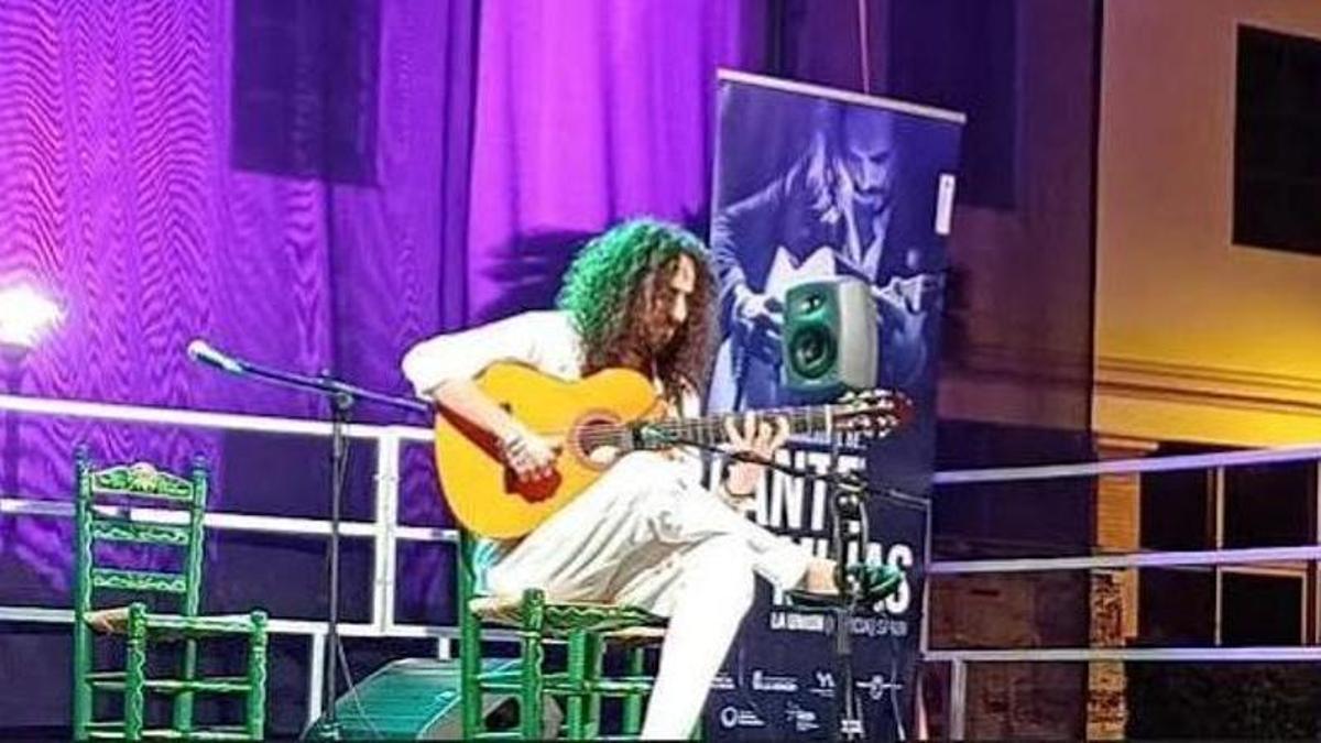 Guitarrista actuando en el Festival Música al Port en el Centro Cívico.