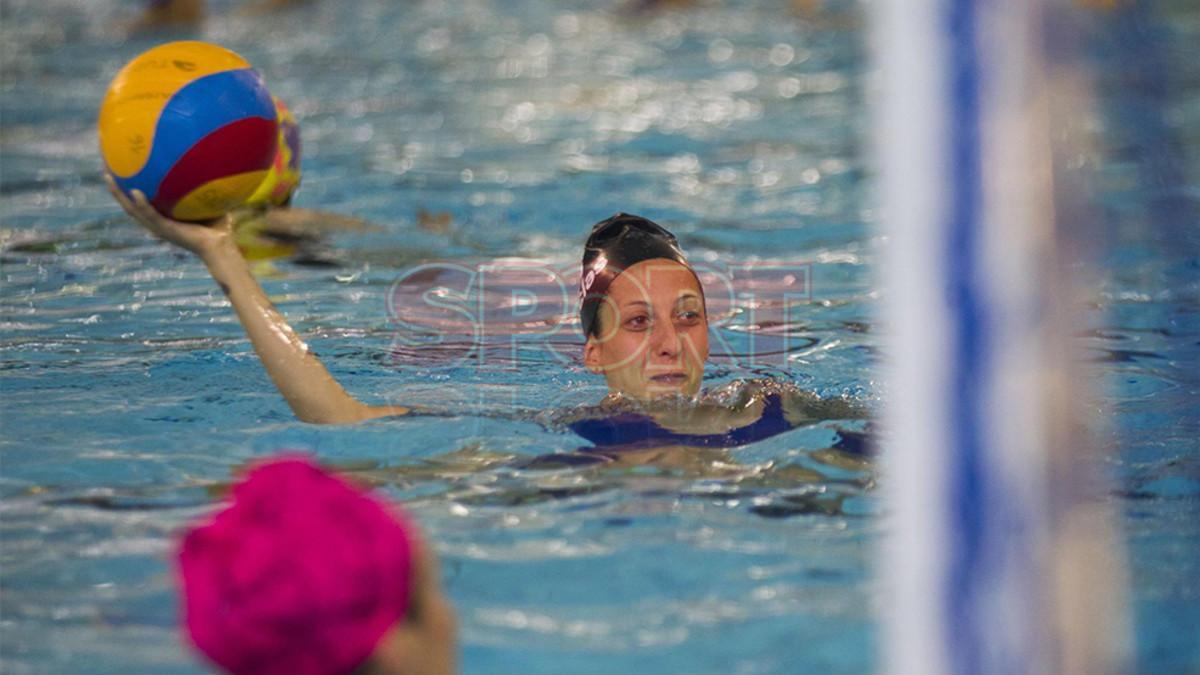 Las futbolistas del Barça se divirtieron en su visita a las waterpolistas del CN Sabadell
