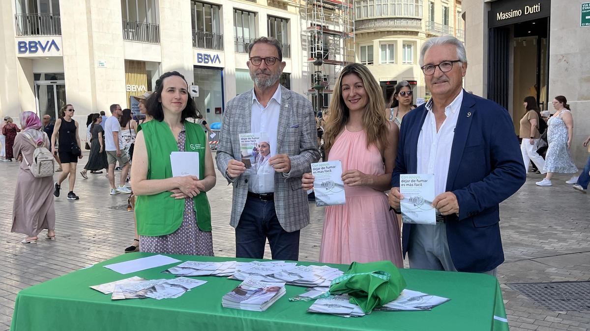 La Asociación Española Contra el Cáncer instala una mesa informativa en calle Larios con motivo del Día Mundial Sin Tabaco