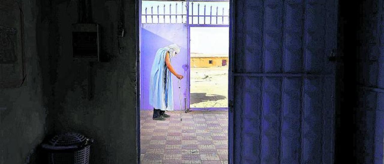 Un hombre aguarda a las puertas de un centro médico en el campo de refugiados de Bojador.