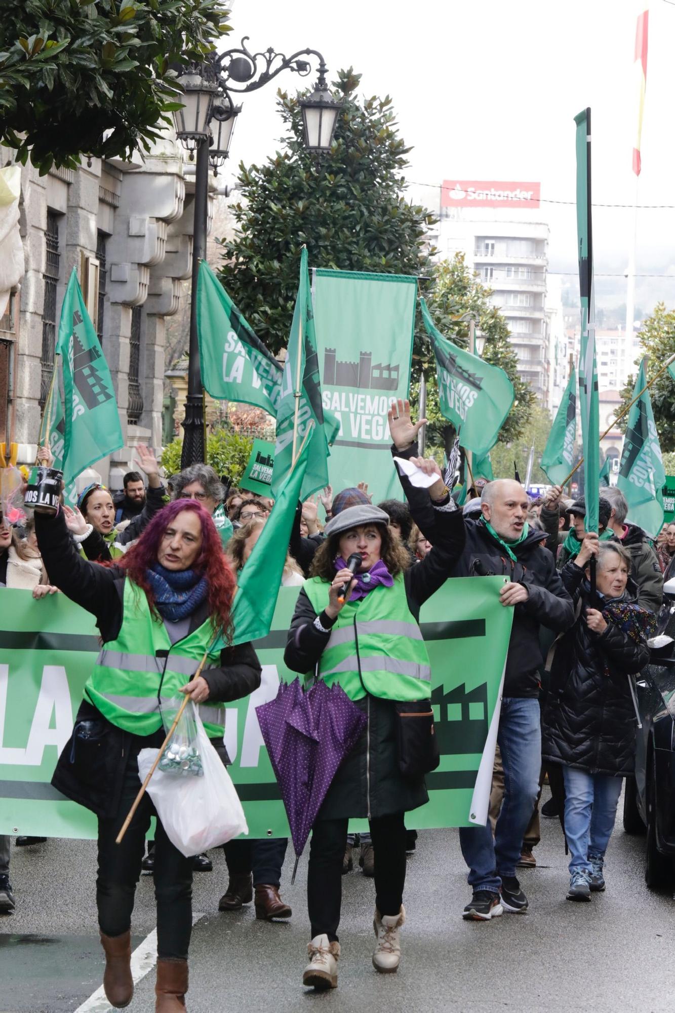 "La Vega no se vende, La Vega se defiende": así fue la concentración de Salvemos La Vega en Oviedo