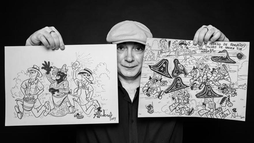 Gustavo Mederos, un artista con un talento notable, junto a dos de sus dibujos sobre eventos de referencia en la Isla, como los Indianos (con la Negra Tomasa) y los Enanos de las Fiestas Lustrales.