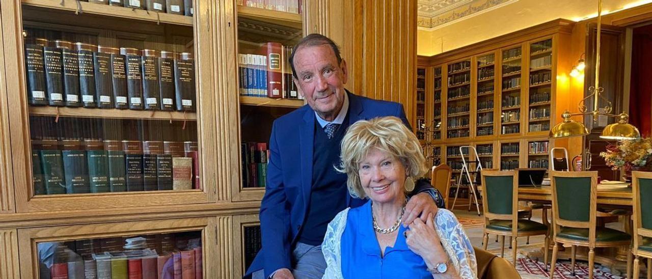 Vicente Miera, celebrando su cumpleaños con su esposa, Margot Puente, en el Real  Casino de Madrid, la semana pasada. | M. P.