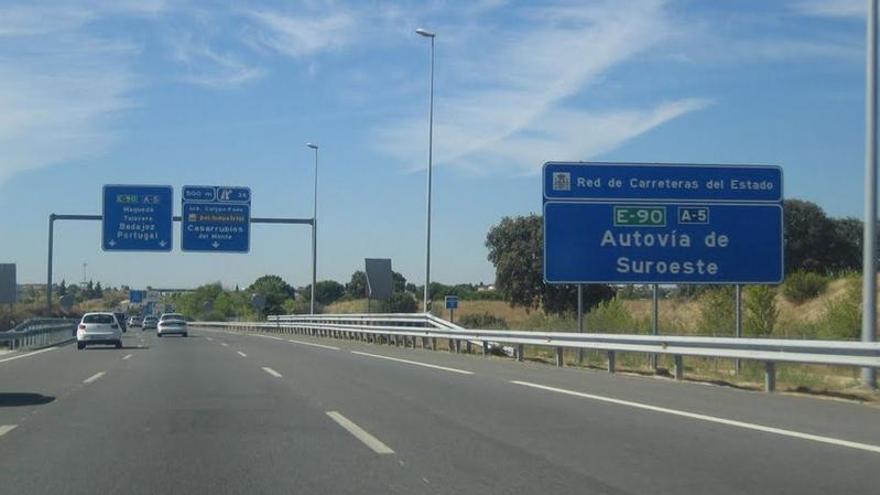 Un herido en un colisión entre dos coches en la A-5 a la altura de Badajoz
