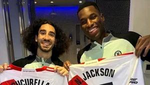 Cucurella y Nico Jackson, con la camiseta de River Plate