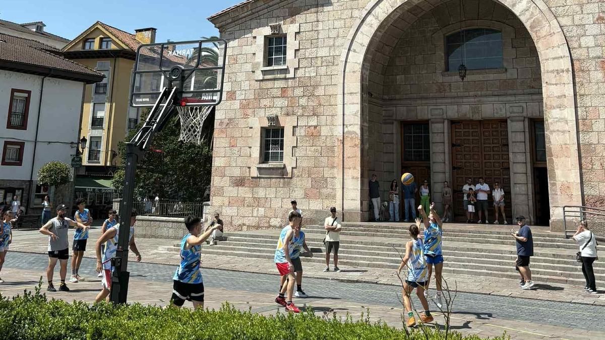 Baloncesto en la calle en Cangas de Onís.
