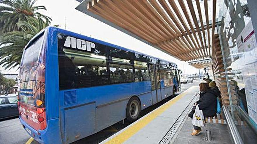 Un autobús interurbano, en la parada de Entrejardines, en A Coruña.