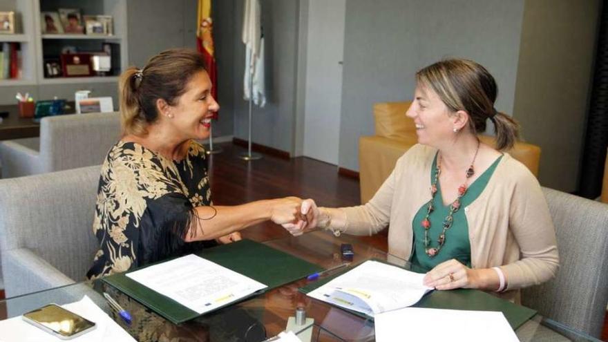 La conselleira Beatriz Mato a la hora de suscribir el acuerdo con la regidora de Moraña. // Faro