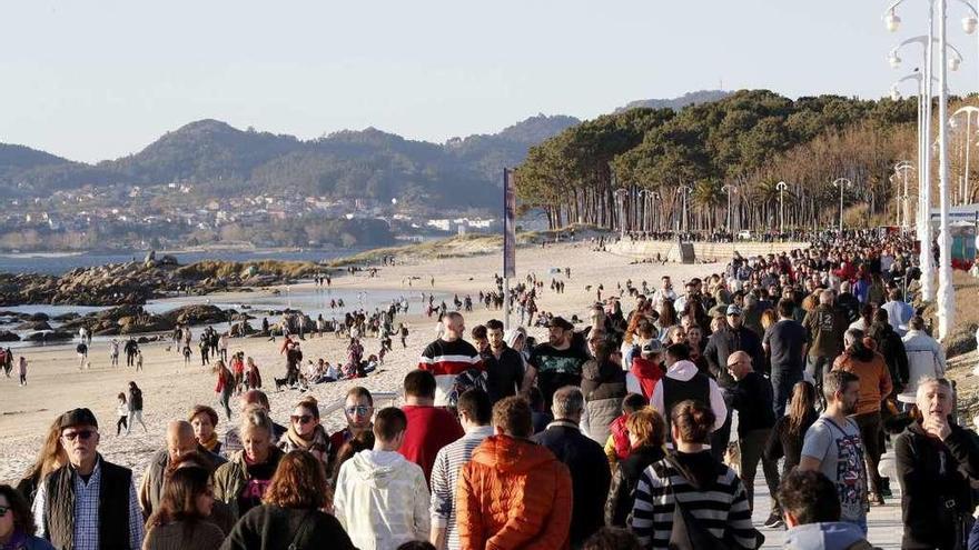 Una multitud pasea por la playa viguesa de Samil. // José Lores