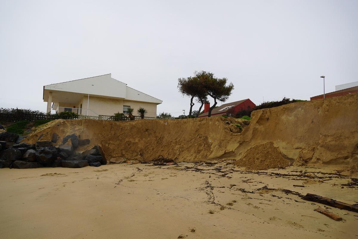 Estado de la zona del colector en El Portil y de la playa.