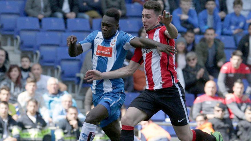 Caicedo (i), autor del gol del triunfo, pelea un balón con Laporte.