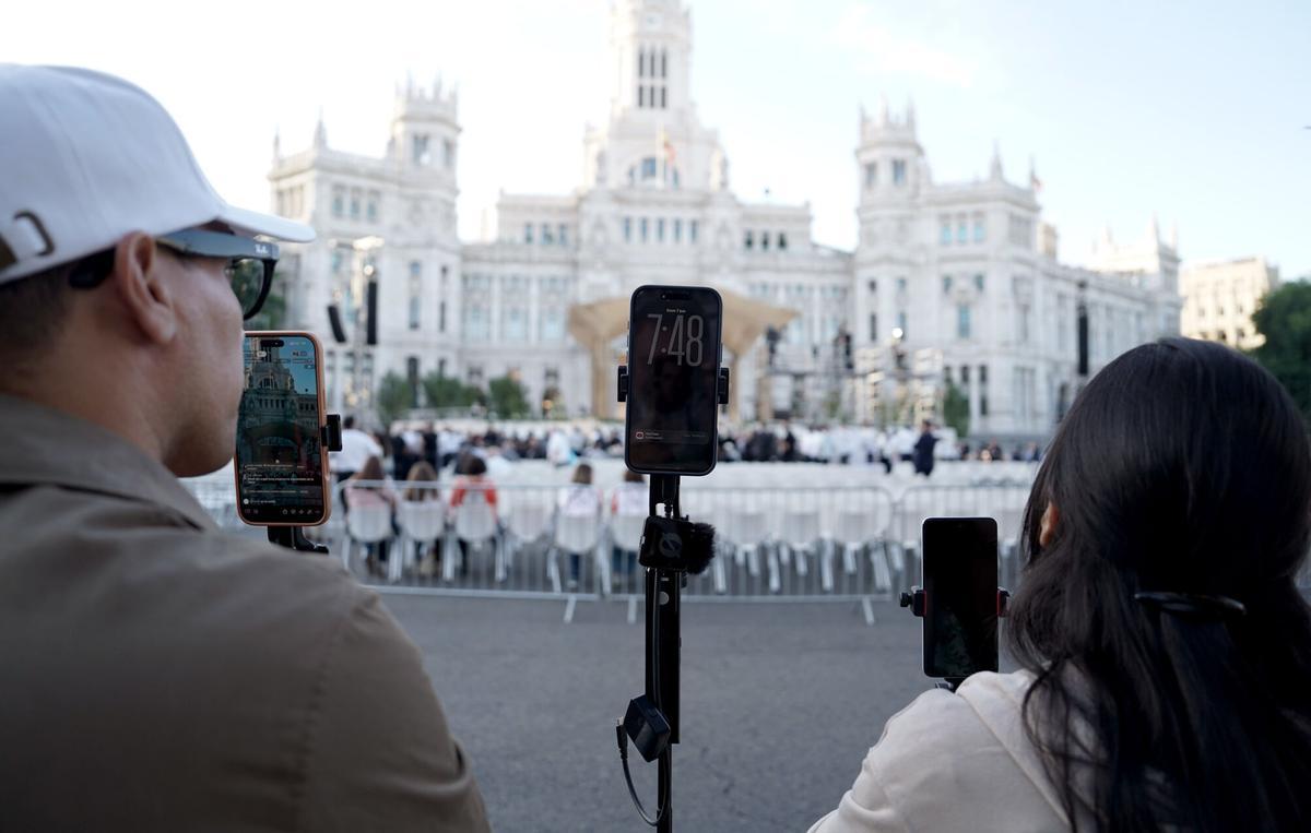 Miles de personas rodean la plaza de Cibeles, donde el Papa oficiará la Santa Misa.