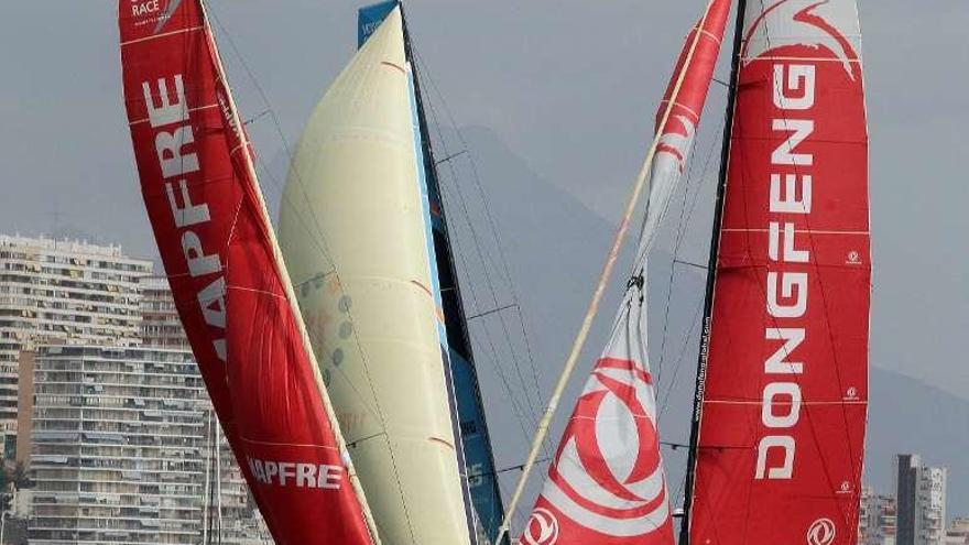 Los barcos se acercan a la primera boya tras la salida en Alicante.