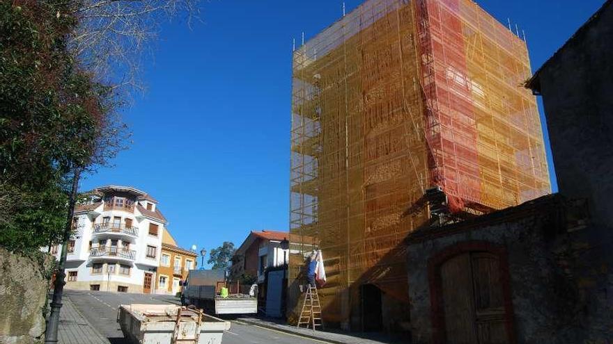 La Torre del Reloj de Noreña andamiada por obras