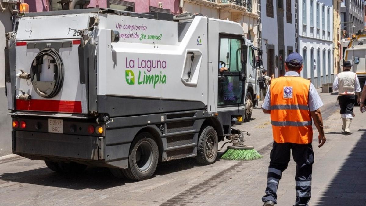 Trabajos de limpieza en el casco de La Laguna.