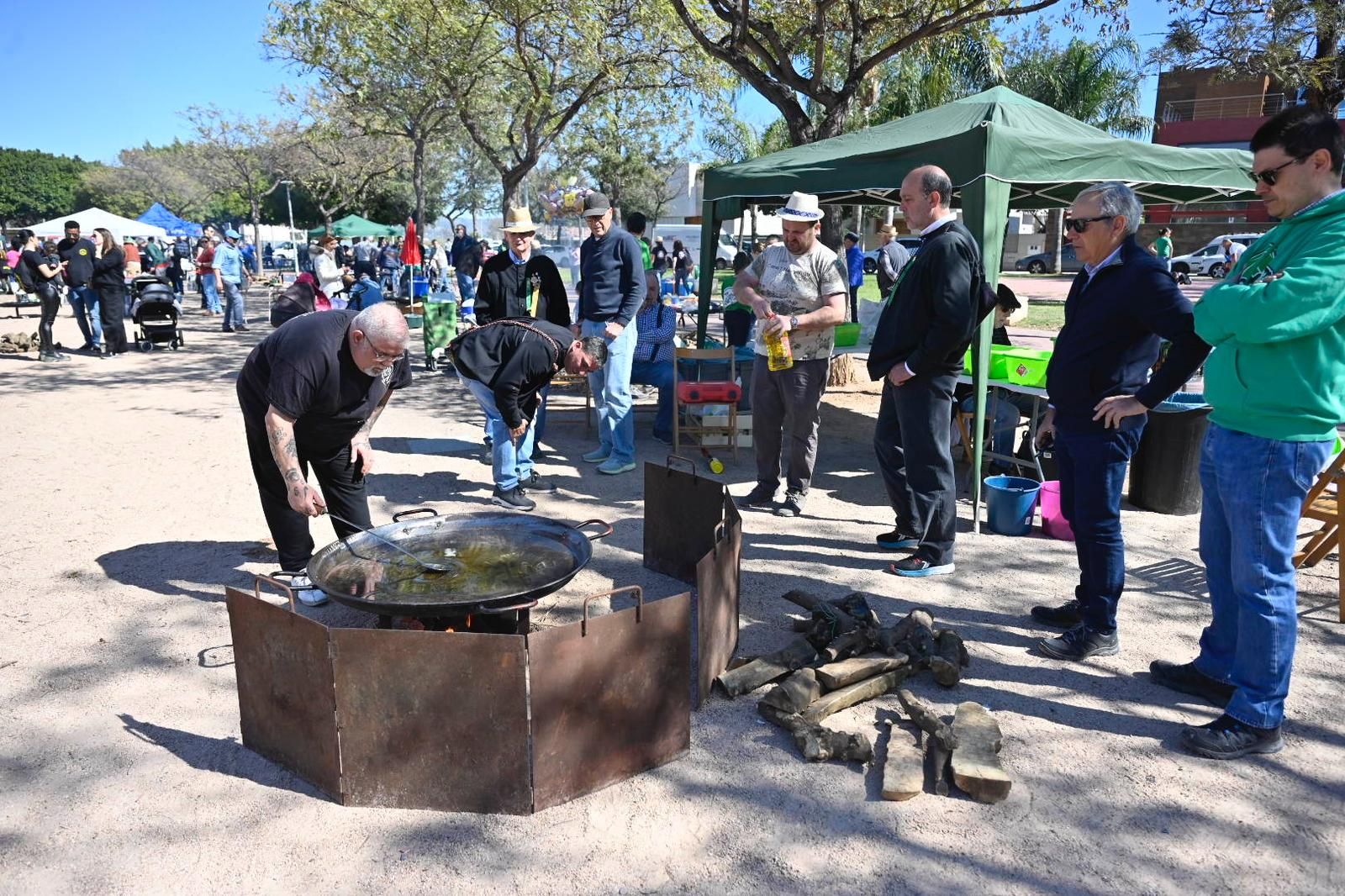 Preparando las paellas esta mañana en el Segon Molí de Castelló.