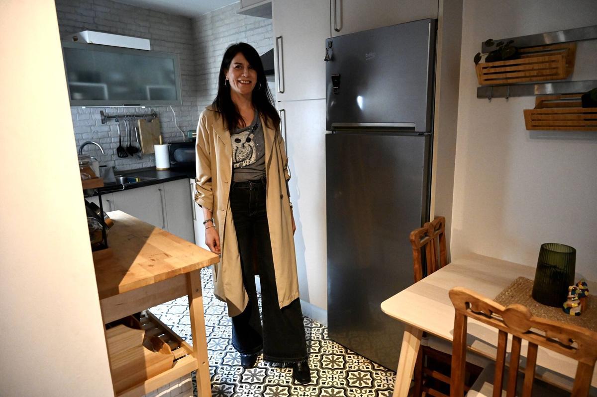La conselleira de Vivenda, María Martínez Allegue, visita una vivienda del casco histórico de Pontevedra para rehabilitar.