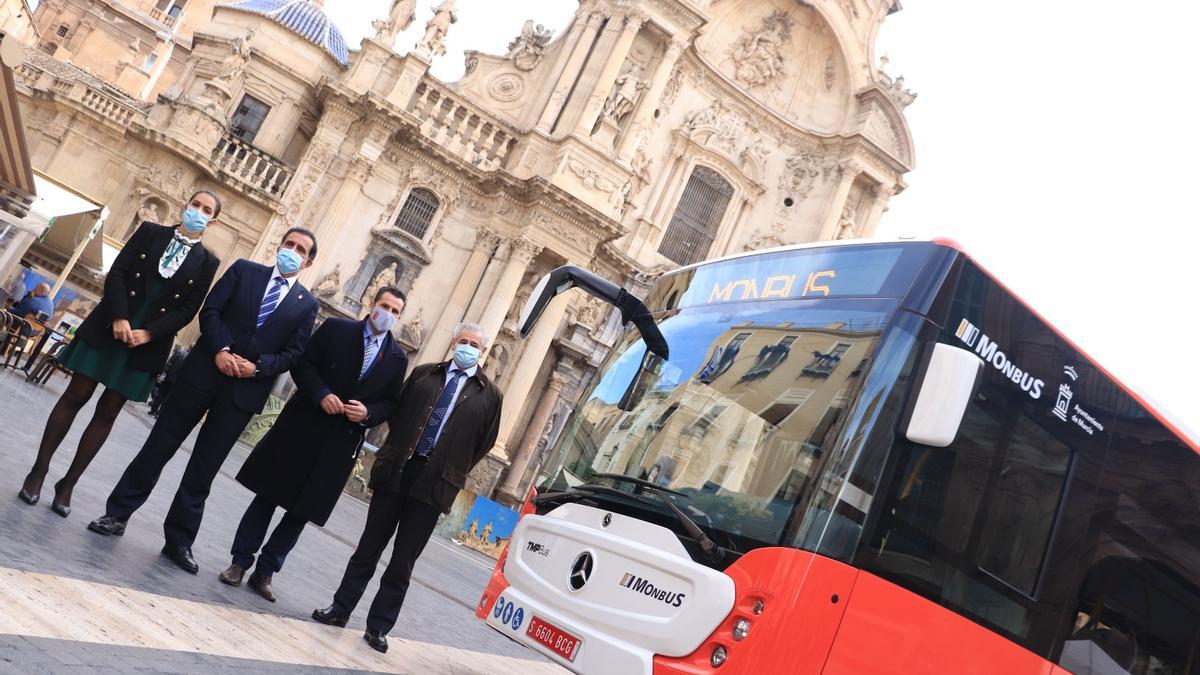 Los nuevos autobuses de Monbus tendrán el &#039;rojo Murcia&#039; acompañado del color blanco