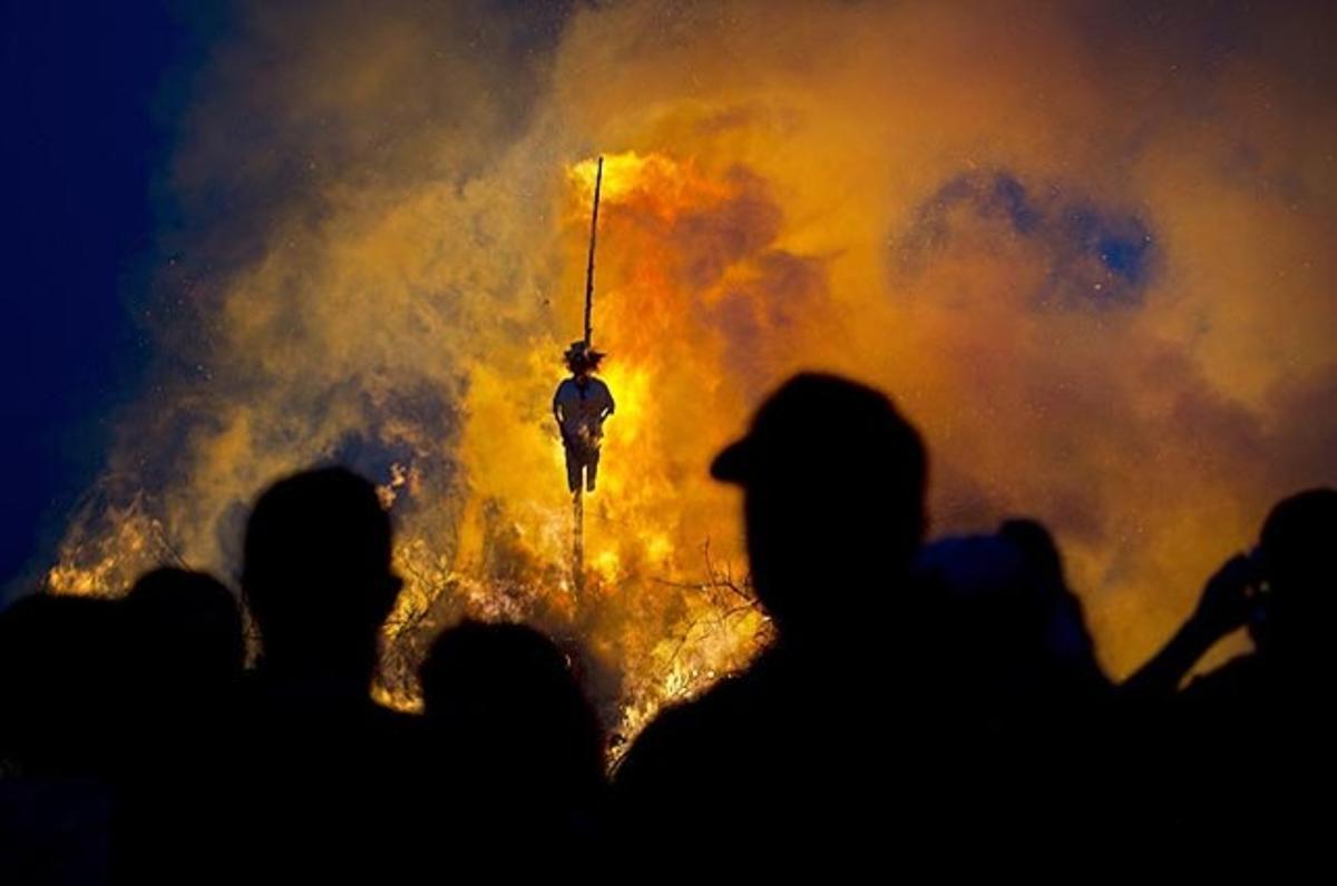 La imatge d’una bruixa crema durant la Nit de Walpurgis a Goeda (Alemanya)