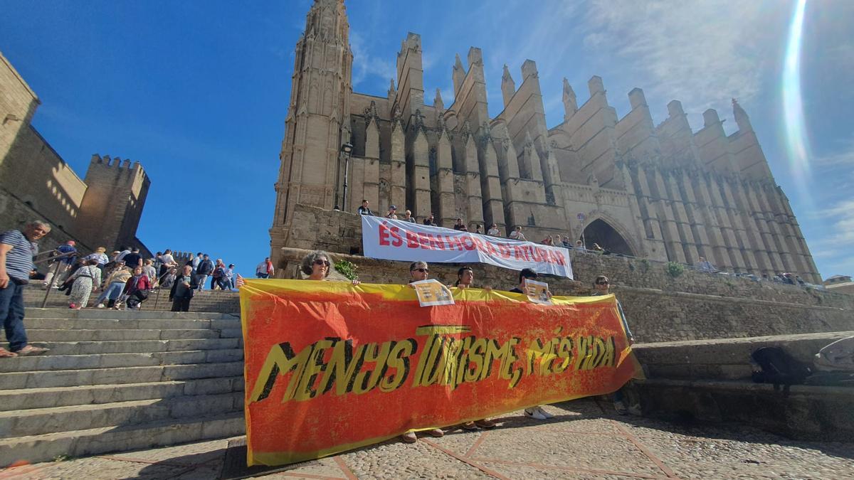 Despliegan pancartas contra la masificación turística en Palma