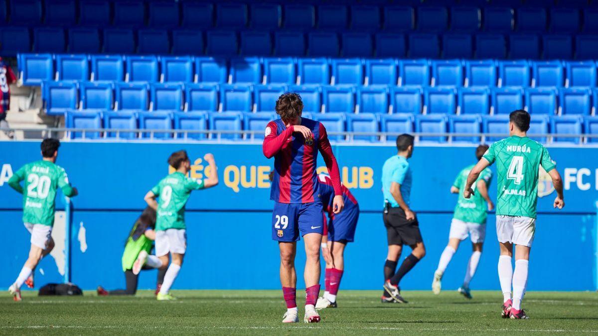 Los jugadores de la SD Logroñés celebran el gol y Marc Guiu se lamenta