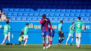 Los jugadores de la SD Logroñés celebran el gol y Marc Guiu se lamenta