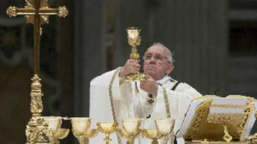 El Papa conduce la Vigilia Pascual en la Basílica de San Pedro