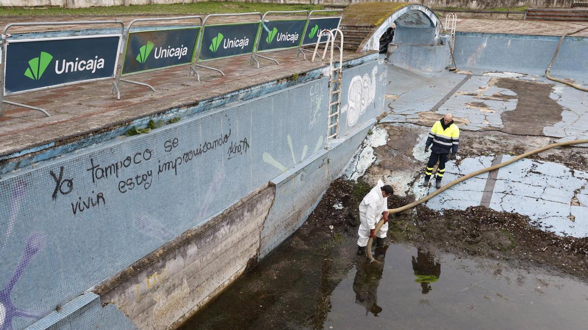 VIDEO: La lluvia de los últimos días complica la retirada de lodo de las piscinas de la Laboral