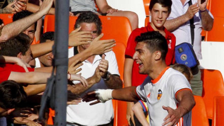 Rafa Mir celebra un gol en Mestalla.