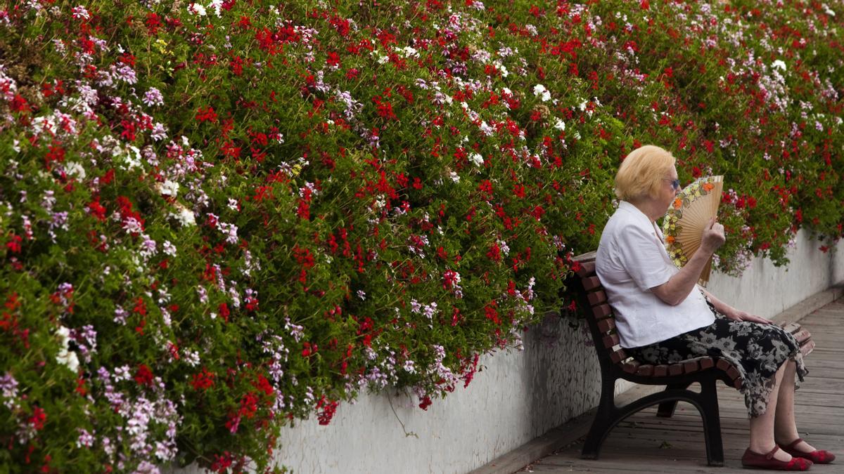 Una mujer se abanica para combatir el calor.