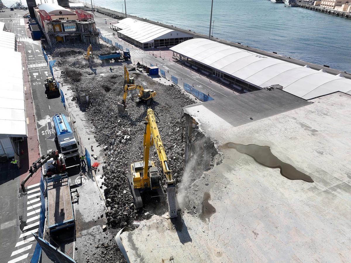 Imagen aérea del derribo de las antiguas estaciones del muelle Santa Catalina.