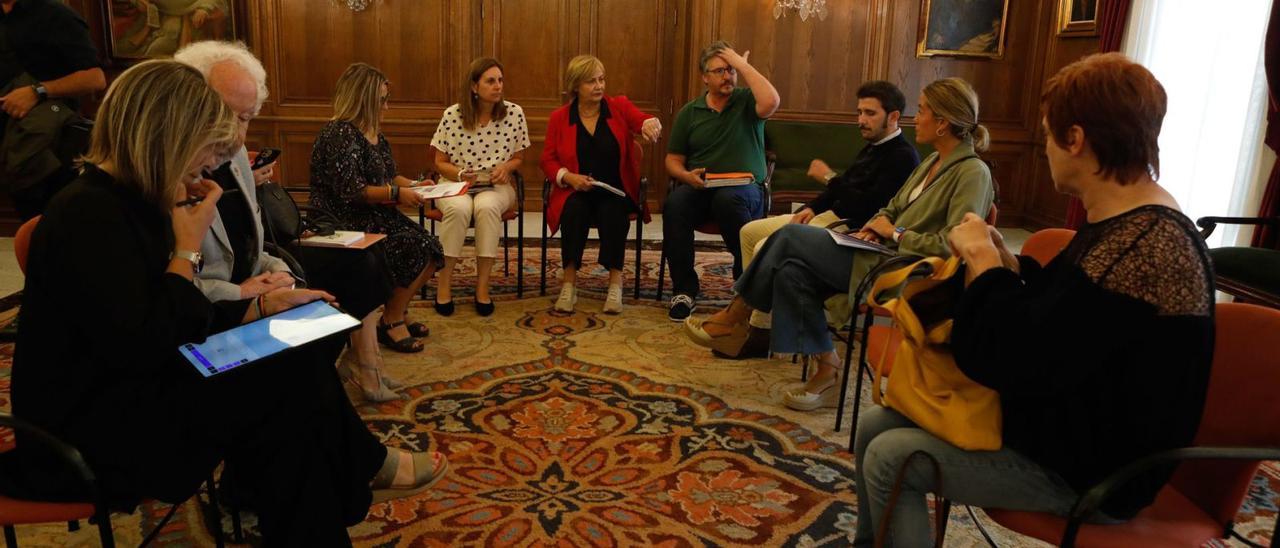 Esther Llamazares (PP), Javier Vidal García (edil no adscrito), Sara Retuerto (Cambia), la edil de Deportes, Nuria Delmiro; la alcaldesa, Mariví Monteserín; Pelayo Prendes, director económico y de empresas participadas del Ayuntamiento de Avilés; el presidente del Real Avilés, Diego Baeza, y la directora general del club, Natalia González; y Carmen Pérez Soberón (Ciudadanos). | Mara Villamuza