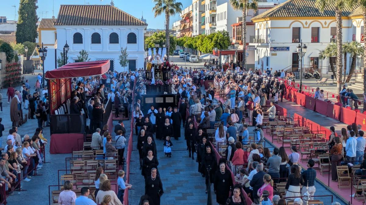 Público en la carrera oficial de Palma del Río al paso de la Soledad este sábado.