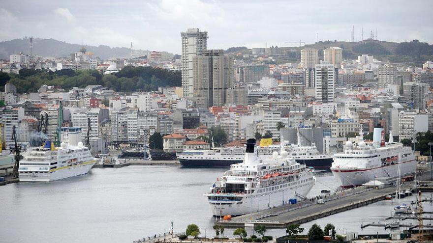 Escala simultánea de cruceros en el puerto de A Coruña.