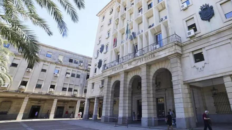 Detalle de la fachada principal de la Audiencia Provincial de Sevilla.