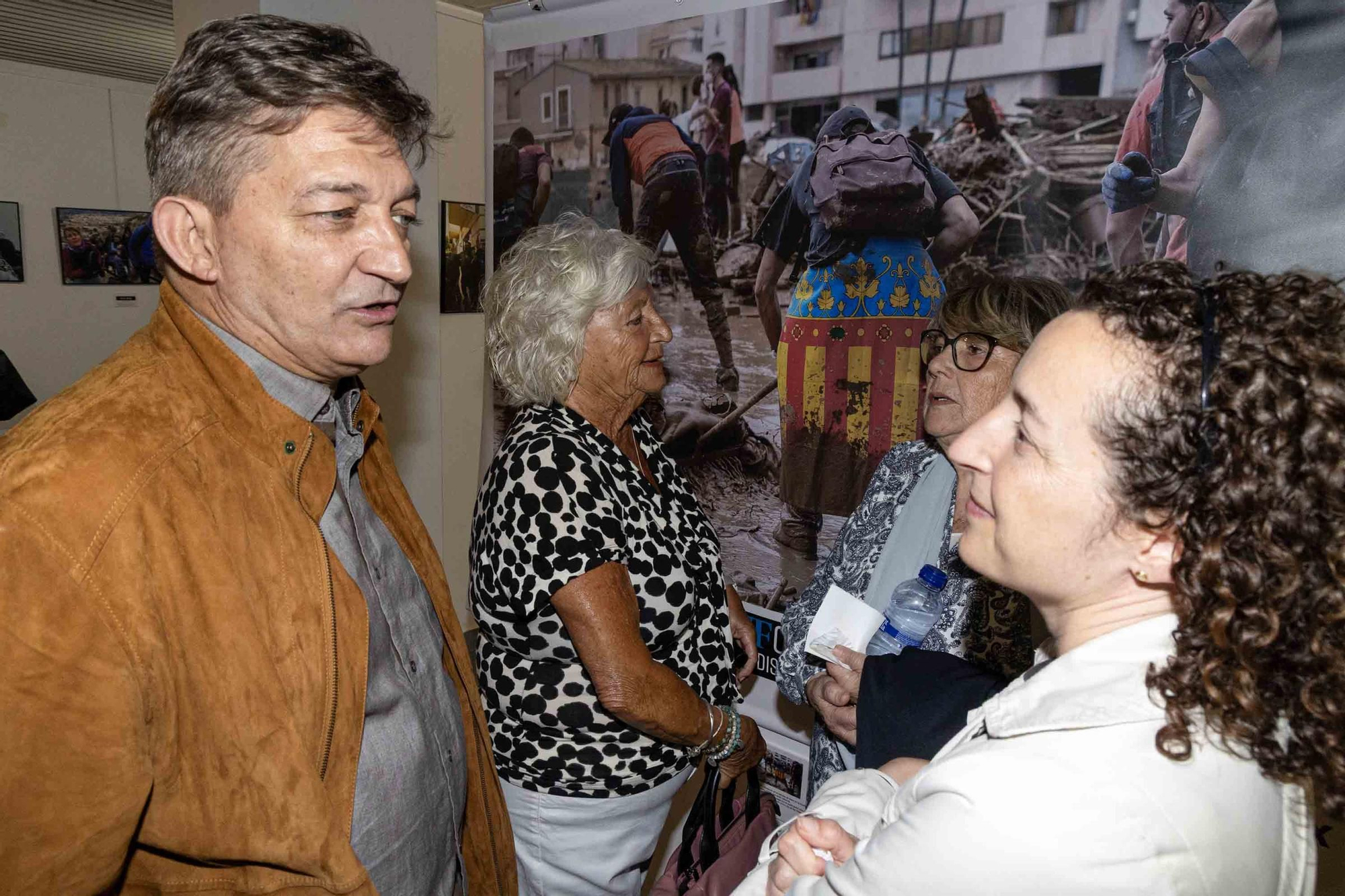lleno total en la inauguración de INFotoperiodistas 2024,. un año de fotografía de prensa en Alicante