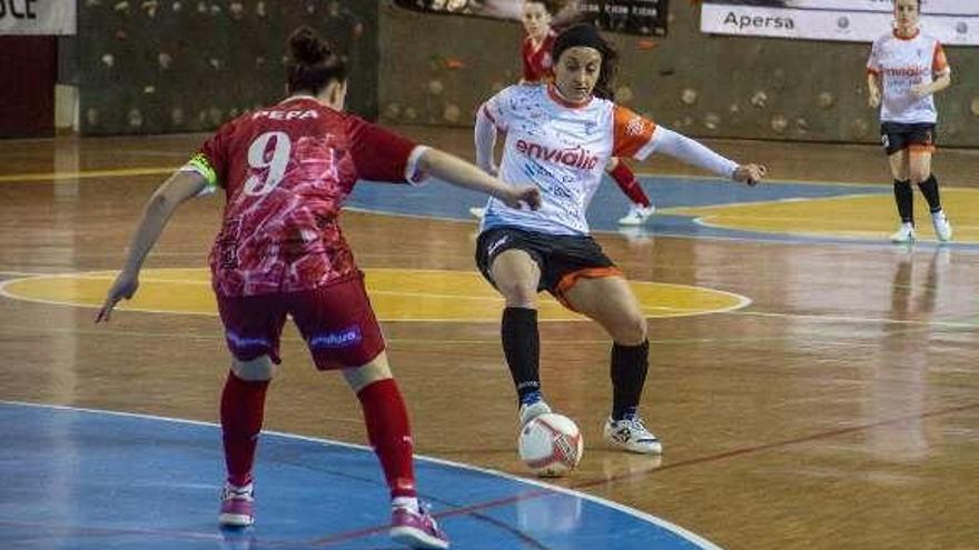 Sara Moreno controla la pelota frente al Ucam Murcia. // C. Peteiro