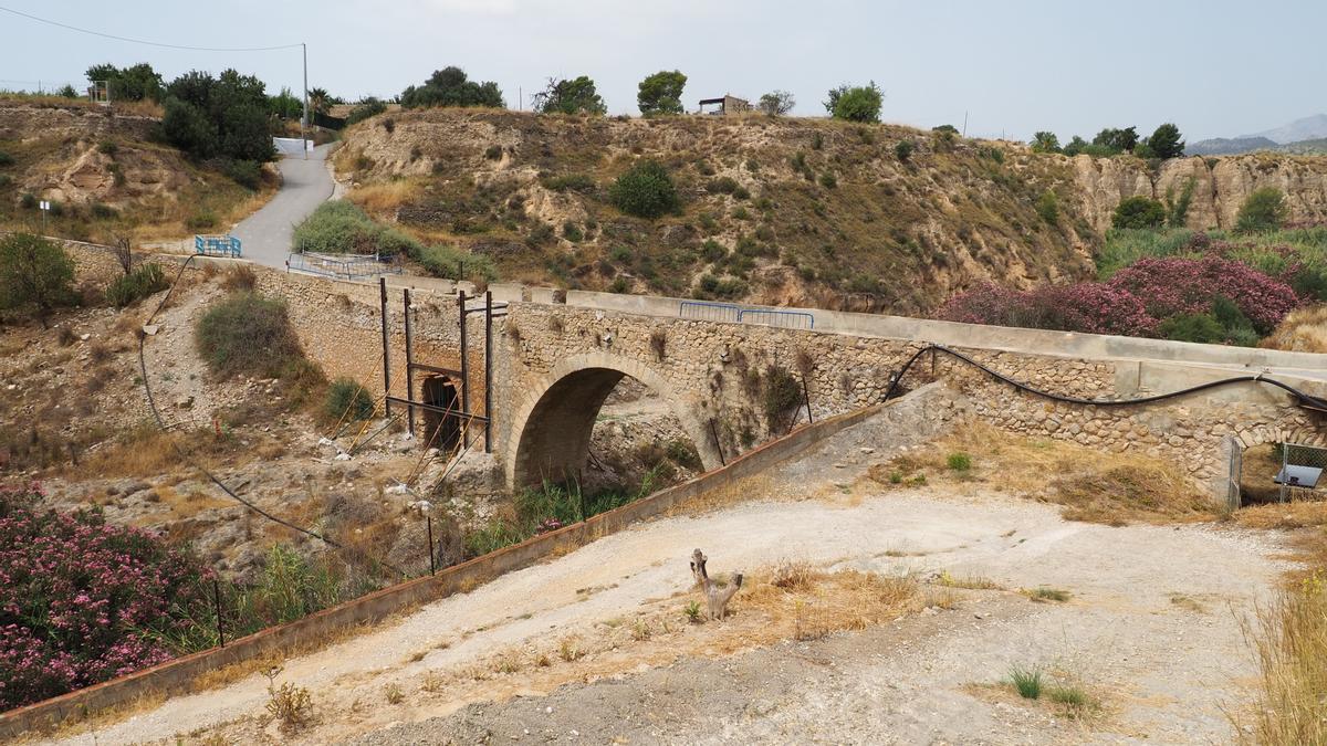 El puente que cruza el río Amadorio en La Vila.