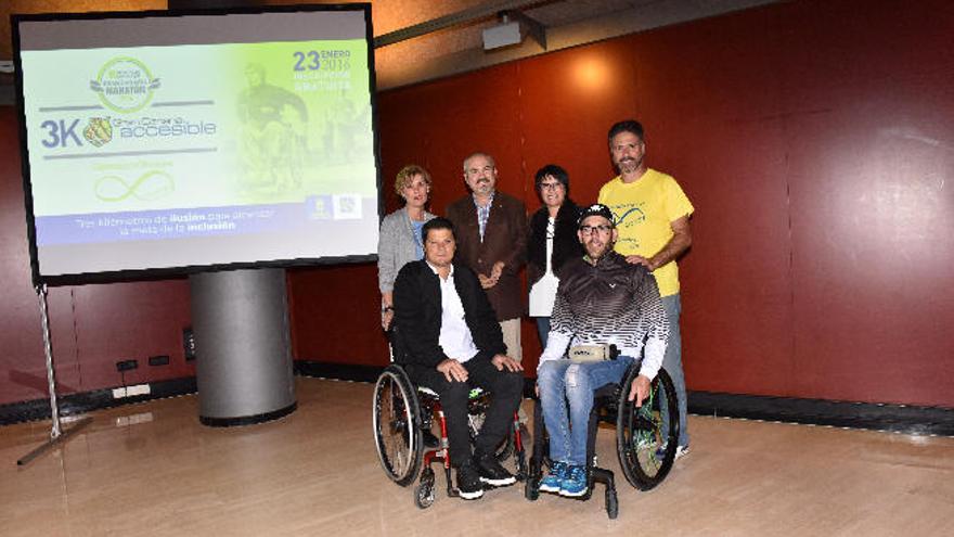 Elena Mañez, con varios participantes en las jornadas.