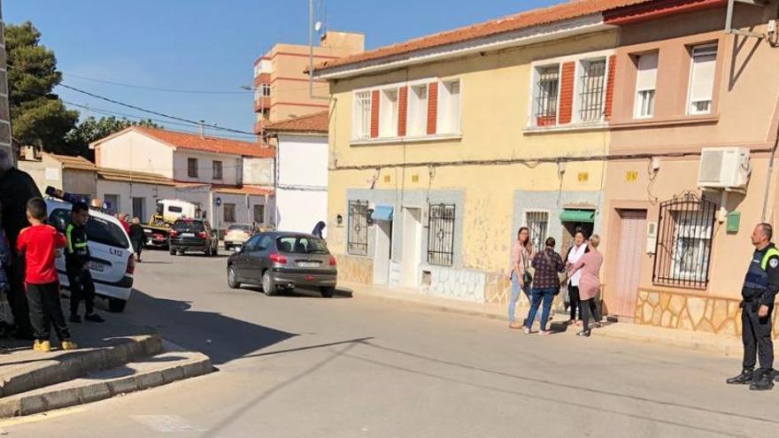 Barriada de Santa Bárbara, lugar donde vivía la familia, ayer por la mañana, con agentes de la Policía Local en el lugar.