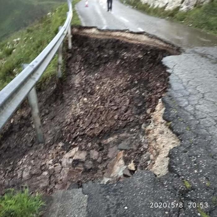 Trabajos en el argayo que cortó la vía de Belmonte