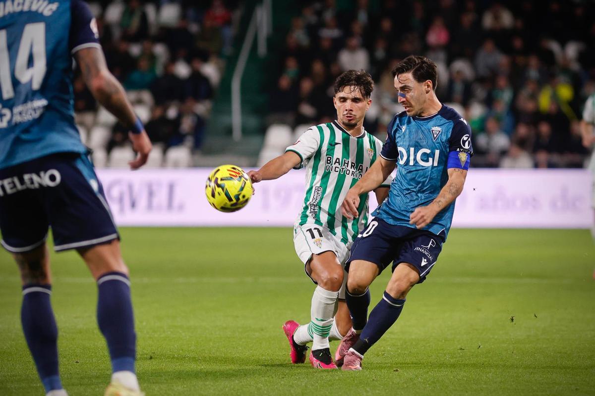 Kevin Medina pugna por el esférico durante el derbi ante el Cádiz.