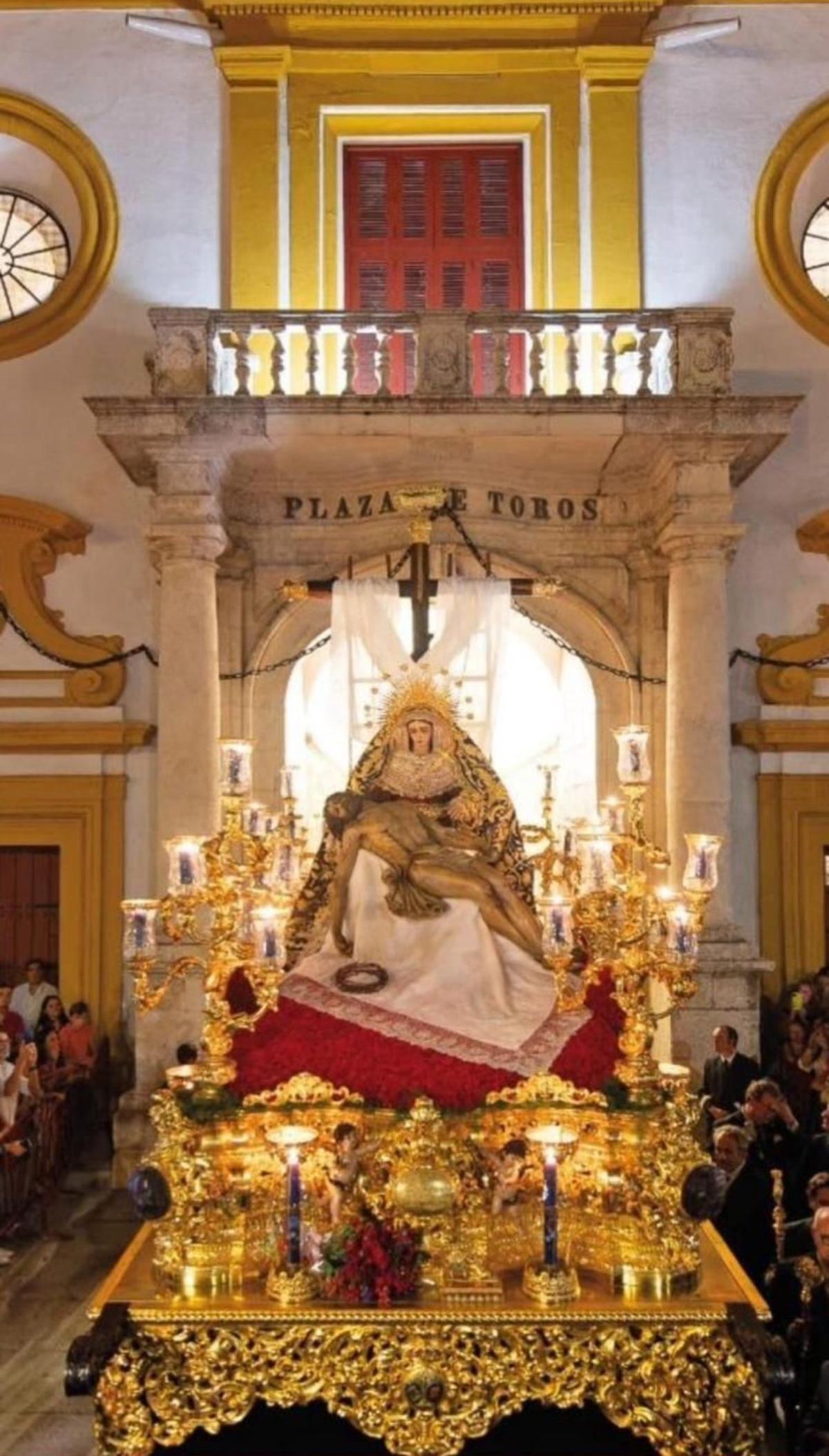 La Virgen de la Piedad sale por la Puerta del Príncipe en su coronación canónica en 2024