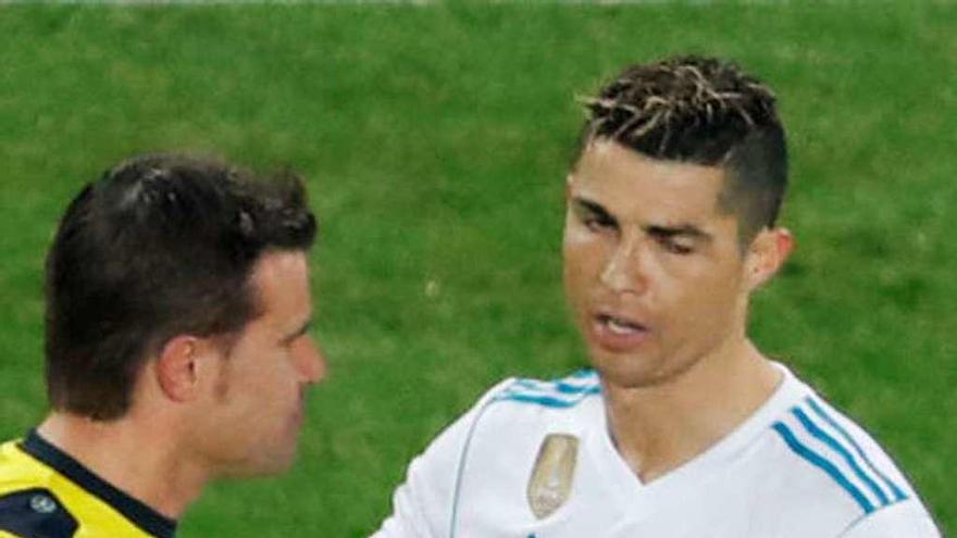 Cristiano Ronaldo habla con el árbitro Felix Brych.