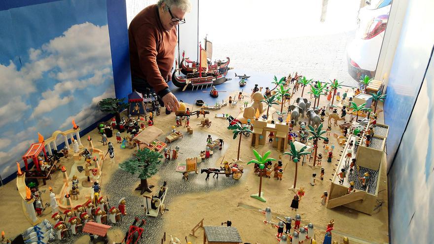 Manel Pérez recrea a Palau un pessebre de Playmobil