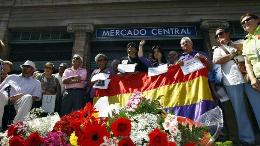 Ofrenda floral a las víctimas del bombardeo fascista de 1938 en el Mercado Central, ayer.