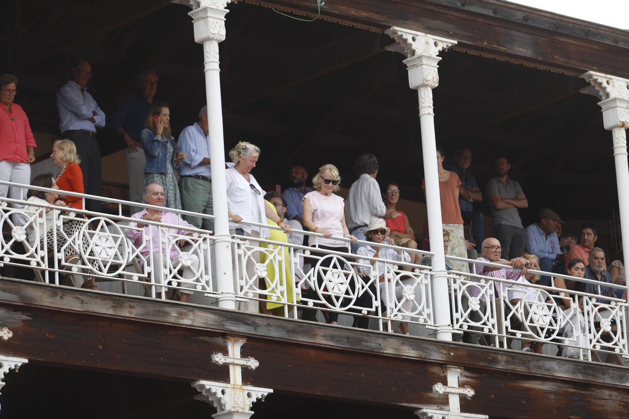 De Espinosa de los Monteros a Esperanza Aguirre: el ambiente en la plaza de toros de Gijón, en imágenes