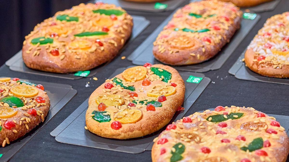 Varios ejemplares participantes en el concurso La Mejor Coca de Sant Joan, expuestos en la antigua fábrica de Estrella Damm..