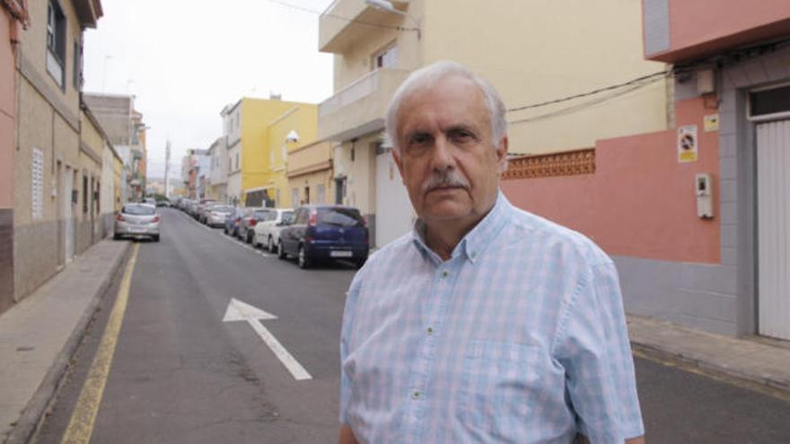 Roberto Marrero, en una de las calles de Camino de La Villa.